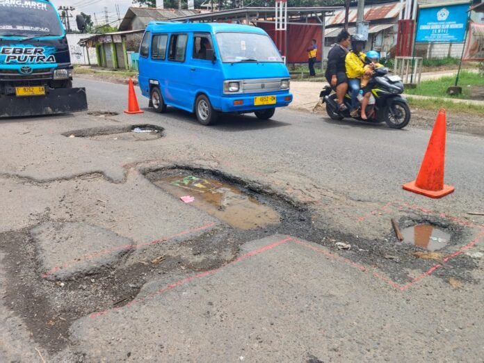 Salah satu ruas jalur pantura yang rusak