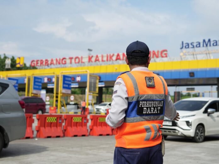 Petugas Dinas Perhubungan Melakukan Pengaturan Lalu Lintas Pada Masa Arus Mudik 2026