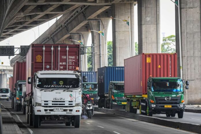 pembatasan truk di ruas tol dan arteri selama arus mudik dan arus balik Lebaran 2026 resmi diberlakukan oleh pemerintah