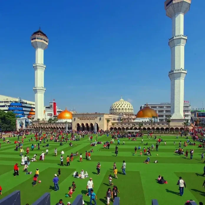 Alun-alun kota Bandung dan Masjid Raya bandung [sumber : lensa ridwan kamil on instagram]