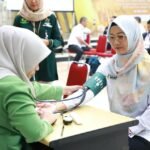Nggak Cuma Lumbung Padi, Karawang Kini Jadi "Lumbung Darah"! Intip Aksi Keren Pupuk Kujang Jelang HUT ke-51 Direktur Operasi dan Produksi Pupuk Kujang, Arlyza Eka Wijayanti saat mengikuti kegiatan donor darah