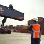 Aktivitas bongkar muat peti kemas dari kereta api PT KAI Logistik [dok. istimewa]