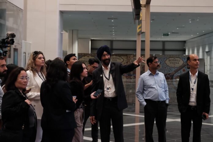 Kanwarbir Singh Kalra, CEO Bandara Bhogapuram India saat menjelaskan maket bandara kepada para jurnalis dari berbagai negara. (GMR)